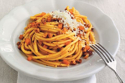 Ein Teller mit dampfender Pasta - Bucatini all'amatriciana