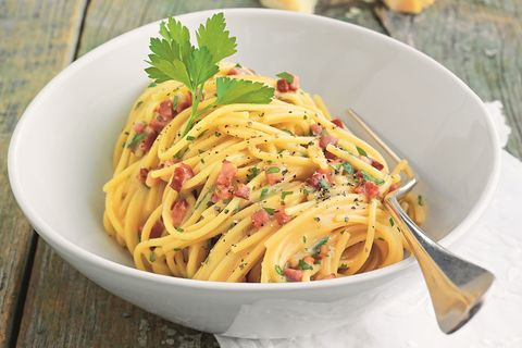 Ein Teller mit dampfender Pasta alla carbonara - ein Klassiker