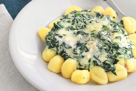 Mächtiger Pasta-Teller: dampfende Gnocchi mit einer Spinat-Gorgonzola-Sauce