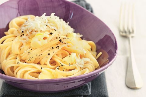 Ein Teller dampfender Pasta Cacio e pepe