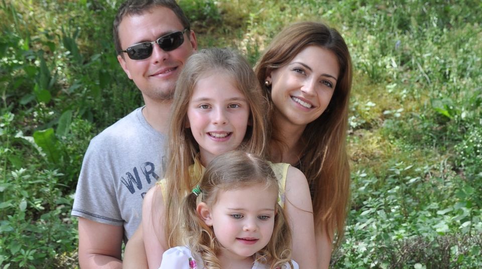 Sarah Graf zusammen mit ihren zwei Töchtern und ihrem Mann bei einem Familienausflug in Istanbul