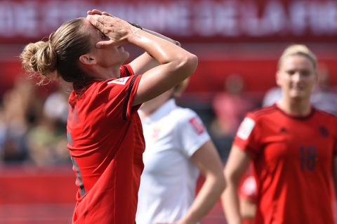 Deutschlands Simone Laudehr ärgert sich über eine vergebene Chance