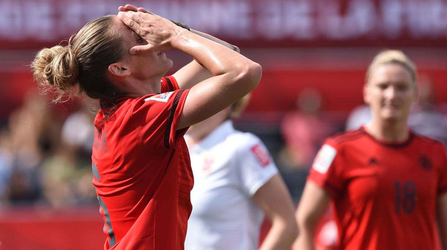 Deutschlands Simone Laudehr ärgert sich über eine vergebene Chance