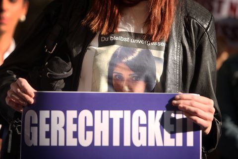 Im Tugce-Prozess zeigt eine Besucherin im Gerichtssaal ein Schild mit der Aufschrift Gerechtigkeit