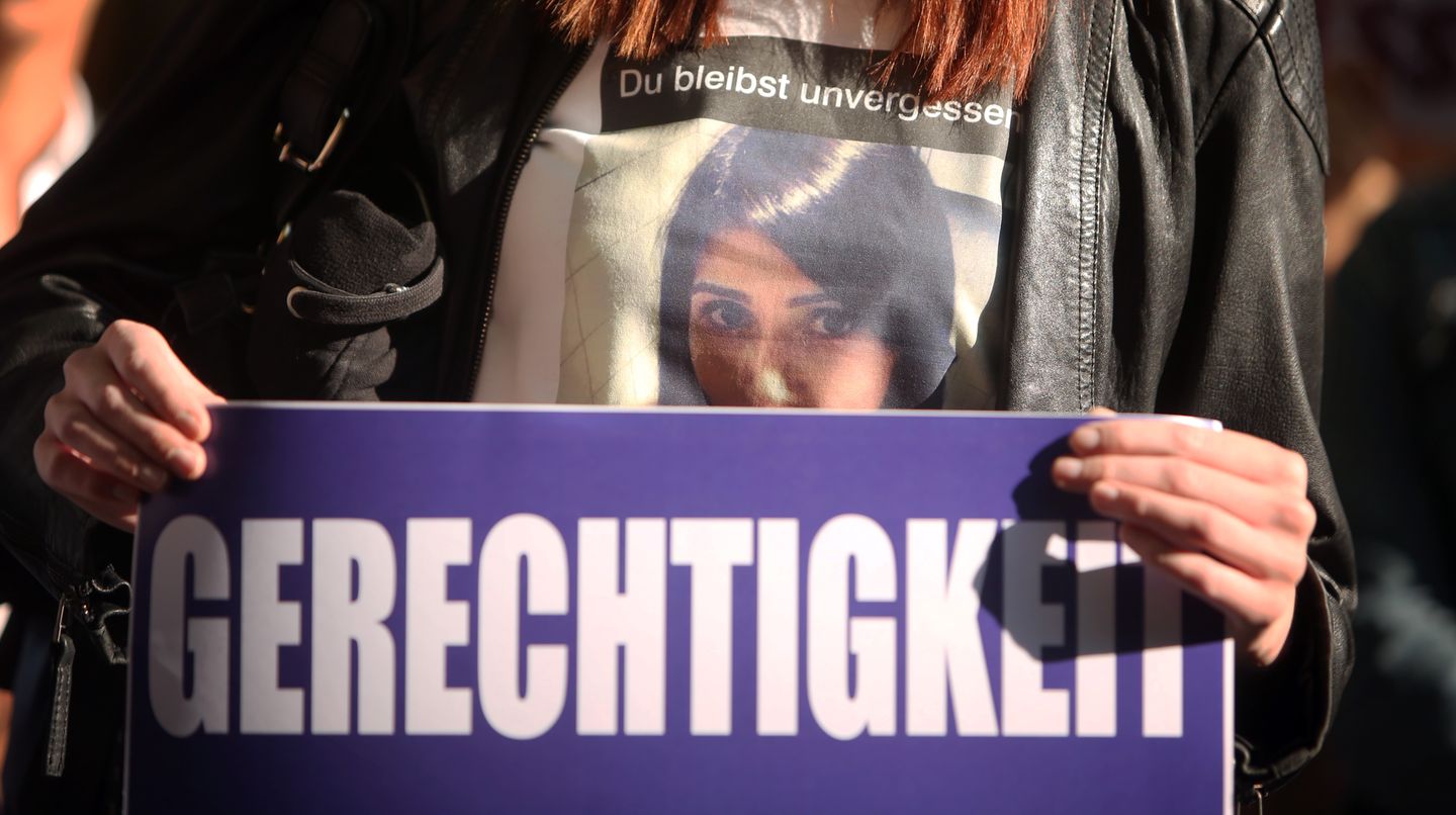 Im Tugce-Prozess zeigt eine Besucherin im Gerichtssaal ein Schild mit der Aufschrift Gerechtigkeit