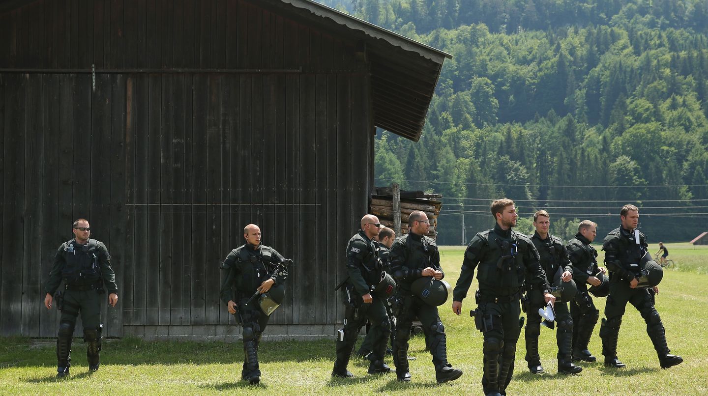 (Symbolbild) Polizisten auf dem Weg zu einer Demonstration der G7-Gegner in Garmisch-Partenkirchen