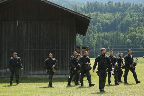 (Symbolbild) Polizisten auf dem Weg zu einer Demonstration der G7-Gegner in Garmisch-Partenkirchen