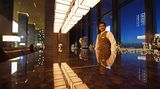 Im poliertem Marmortresen spiegelt sich die Bar, die sich wie das Restaurant hinter den Säulen der Lobby versteckt und durch die Ausrichtung nach Südwesten die Sonnenuntergänge einbezieht.