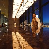 Im poliertem Marmortresen spiegelt sich die Bar, die sich wie das Restaurant hinter den Säulen der Lobby versteckt und durch die Ausrichtung nach Südwesten die Sonnenuntergänge einbezieht.