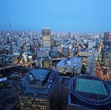 In den Zimmern residieren die Gäste im Himmel über der japanischen Hauptstadt und blicken sogar auf den Hubschrauberlandeplatz eines benachbarten Wolkenkratzer herab. Links im Hintergrund der Tokyo Skytree, das nach dem Burj Khalifa in Dubai zweithöchste Bauwerk der Welt mit 634 Metern.
