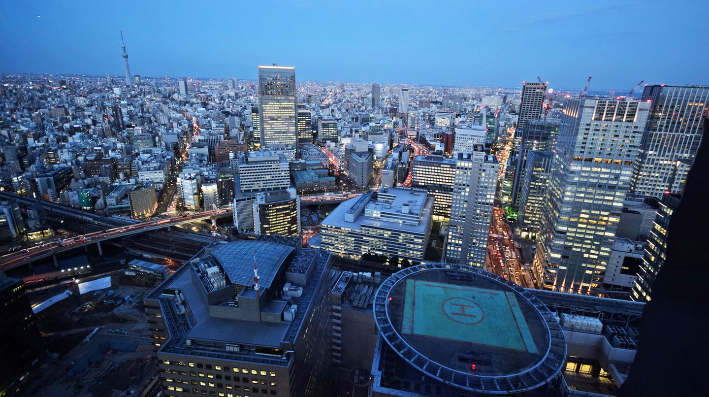 In den Zimmern residieren die Gäste im Himmel über der japanischen Hauptstadt und blicken sogar auf den Hubschrauberlandeplatz eines benachbarten Wolkenkratzer herab. Links im Hintergrund der Tokyo Skytree, das nach dem Burj Khalifa in Dubai zweithöchste Bauwerk der Welt mit 634 Metern.