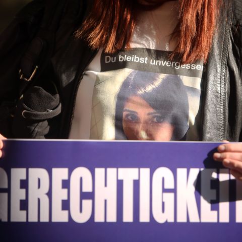 Im Tugce-Prozess zeigt eine Besucherin im Gerichtssaal ein Schild mit der Aufschrift Gerechtigkeit