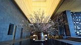 Lobby des Aman Tokio mit blühenden Kirschblütenzweigen