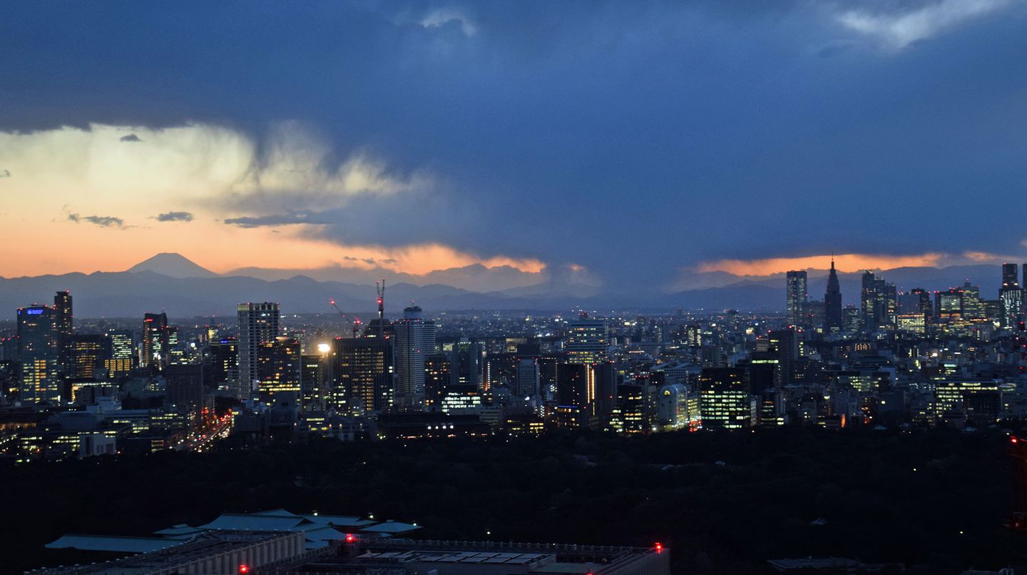 Blick auf die Skyline mit Berg Fuji im Aman Tokio Blick auf die Skyline mit Berg Fuji im Aman Tokio