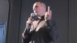 Möglicherweise war es diese Sendung, die für Jauch den Ausschlag gab, aufzuhören: Am 15. März war Janis Varoufakis zugeschaltet. Jauch wollte ihn nach allen Regeln der Kunst vorführen - und offenbarte nur seine ungenügende Qualifikation für diese Sendung. Ohne den Kontext zu nennen, konfrontierte Jauch den griechischen Finanzminister mit einer zwei Jahre alten Videosequenz, in der Varoufakis den Deutschen scheinbar den Mittelfinger zeigt. Varoufakis versichert, die Geste nie gemacht zu haben und bezeichnet das Video als "doctored". Gefälscht. Und mitten in der Schuldenkrise sprach das halbe Land nur über ein Thema: den Mittelfinger.   Vollendes ad absurdum geführt wurde die Diskussion, als Jan Böhmermann behauptete, das Mittelfinger-Video gefälscht zu haben, und eine wiederum gefälschte Dokumentation veröffentlicht, in der gezeigt wird, wie Böhmermann und sein Team angeblich den Mittelfinger in das Varoufakis-Video montieren.  Auch wenn das ZDF schließlich Böhmermanns Video als Satire zu erkennen gab: Jauchs unsauberes journalistisches Vorgehen, vor allem das Zitieren ohne Kontextnennung blieben hängen - und beschädigten die ohnehin schon angekratzte Reputation des Moderators.