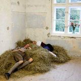 Lars Hinrichs überraschte 2013 mit einer Performance. In alpiner Tracht legte sich der Hamburger zusammen mit einer Kollegin in einem Heuhaufen und stellte sich schlafend.