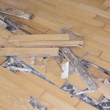 Dielen abzuschleifen und frisch zu lasieren ist ganz klar Vermieteraufgabe. Will der Mieter gerne die Dielen aufarbeiten, sollte er sich über die Kosten vorab mit dem Vermieter einigen. Und: Sind die Dielen farbig gestrichen, muss der Mieter beim Auszug nachbessern - dann ist das Streichen der Dielen eine Schönheitsreparatur.