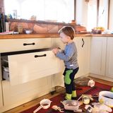 Gebrauchsspuren in einer Küche lassen sich nicht vermeiden - und die Kosten für die Abnutzung sind bereits durch die Miete gezahlt worden. Hat der Mieter allerdings einen Schaden verursacht, beispielsweise einen Küchenschrank demoliert, dann trägt er die Kosten dafür. Oder bemüht seine Versicherung.