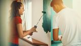 Hat ein Mieter die Wände in seiner Wohnung mit einer grellen Wandfarbe angemalt, muss er die Wohnung zum Auszug in akzeptablen Farben hinterlassen. Können Volltöne nicht überstrichen werden, muss der Mieter für neue Tapeten und Wandfarbe aufkommen.
