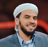 "Gewalt im Namen Allahs - wie denken unsere Muslime?" lautete das Thema der Sendung am 28. September 2014. Am nächsten Tag wusste man immerhin, was er denkt: Abdul Adhim Kamouss plapperte ununterbrochen, fiel anderen ins Wort und war immer eine Spur zu laut. Der Boulevard taufte ihn "Quassel-Imam" und arbeitete sich noch Tage an dem Salafisten ab. Auch das war typisch für Jauch: Das eigentliche Thema, nämlich Muslime in Deutschland, trat darüber in den Hintergrund.