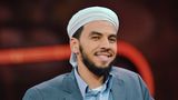 "Gewalt im Namen Allahs - wie denken unsere Muslime?" lautete das Thema der Sendung am 28. September 2014. Am nächsten Tag wusste man immerhin, was er denkt: Abdul Adhim Kamouss plapperte ununterbrochen, fiel anderen ins Wort und war immer eine Spur zu laut. Der Boulevard taufte ihn "Quassel-Imam" und arbeitete sich noch Tage an dem Salafisten ab. Auch das war typisch für Jauch: Das eigentliche Thema, nämlich Muslime in Deutschland, trat darüber in den Hintergrund.