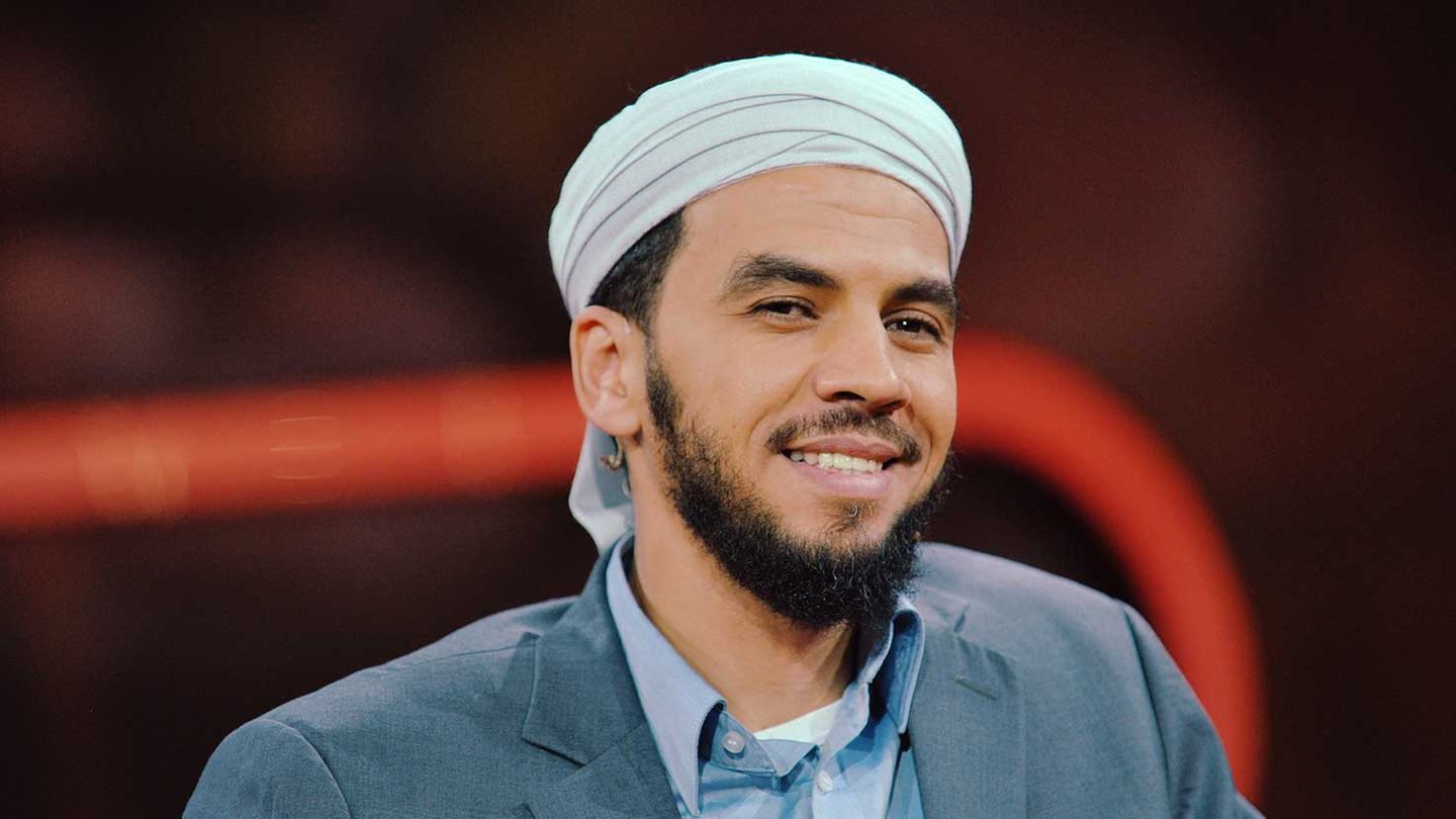 "Gewalt im Namen Allahs - wie denken unsere Muslime?" lautete das Thema der Sendung am 28. September 2014. Am nächsten Tag wusste man immerhin, was er denkt: Abdul Adhim Kamouss plapperte ununterbrochen, fiel anderen ins Wort und war immer eine Spur zu laut. Der Boulevard taufte ihn "Quassel-Imam" und arbeitete sich noch Tage an dem Salafisten ab. Auch das war typisch für Jauch: Das eigentliche Thema, nämlich Muslime in Deutschland, trat darüber in den Hintergrund.
