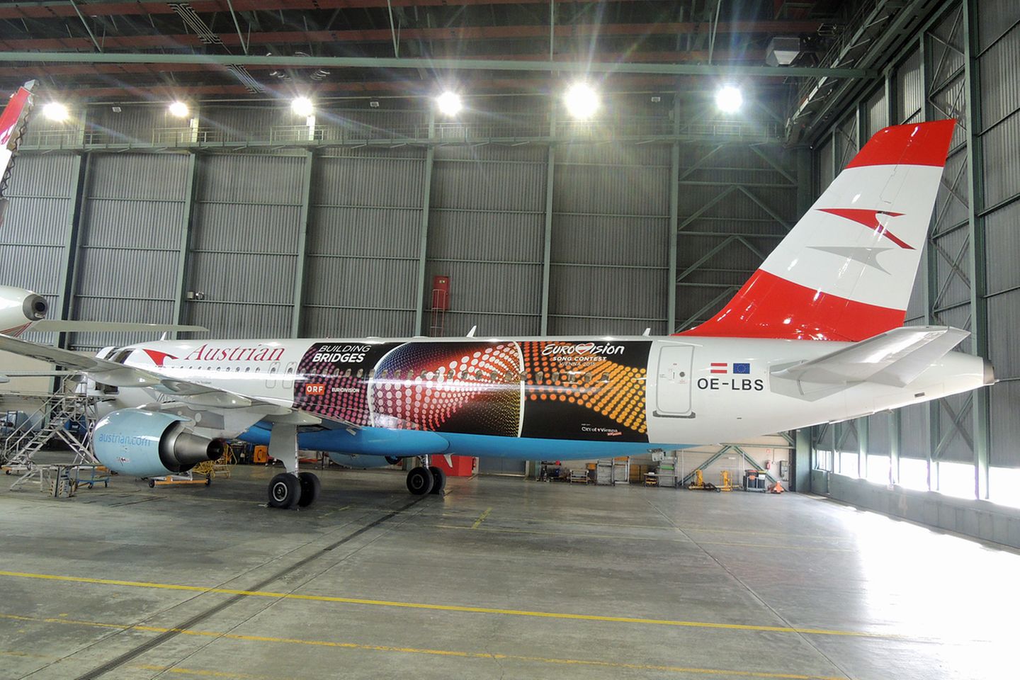 Rechtzeitig zum Eurovision Song Contest im Mai beklebte Austrian Airlines als offizielle Airline des ESC einen Airbus A320 mit einer mehr als 50 Quadratmeter umfassenden Spezialfolie. Motto dieser Maschine, die durch Europa fliegt: "Building Bridges".