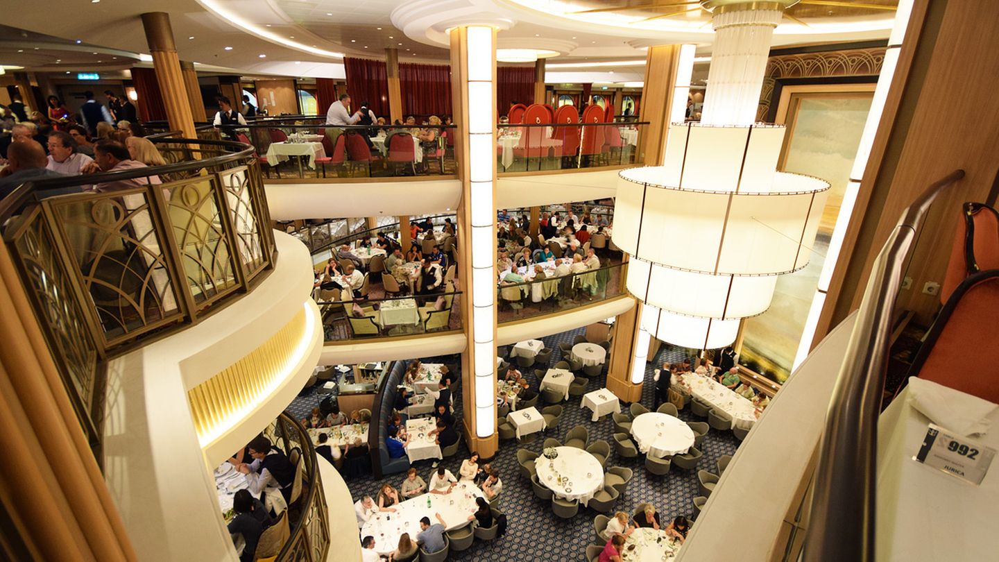 An Bord der "Allure of the Seas": Im Hauptrestaurant wird auf drei Ebenen getafelt. Hier kann nicht jeder kommen und gehen, wann er möchte, es gibt zwei Sitzungen zu festen Zeiten an stets denselben Tischen. Insgesamt sind 43 Restaurants und Bars vorhanden, darunter viele mit Aufpreis. Beim Kapitändsinner sind dunkler Anzug und Abendkleid erwünscht. Im Hauptrestaurant wird auf drei Ebenen getafelt. Hier kann nicht jeder kommen und gehen, wann er möchte, es gibt zwei Sitzungen zu festen Zeiten an stets denselben Tischen. Insgesamt sind 43 Restaurants und Bars vorhanden, darunter viele mit Aufpreis. Beim Kapitändsinner sind dunkler Anzug und Abendkleid erwünscht.