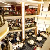 Im Hauptrestaurant wird auf drei Ebenen getafelt. Hier kann nicht jeder kommen und gehen, wann er möchte, es gibt zwei Sitzungen zu festen Zeiten an stets denselben Tischen. Insgesamt sind 43 Restaurants und Bars vorhanden, darunter viele mit Aufpreis. Beim Kapitändsinner sind dunkler Anzug und Abendkleid erwünscht.