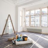 Schönheitsreparaturen wurden gerade in älteren Mietverträgen oftmals mit unwirksamen Klauseln festgehalten. Gibt es beispielsweise starre Vorgaben beim Streichen der Wohnung wie "alle fünf Jahre" und gibt es keine Einschränkung dazu ("bei Bedarf") ist diese Klausel nicht wirksam.