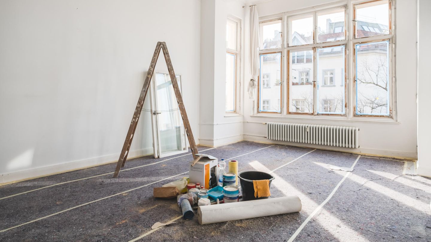 Streichen, lackieren, schleifen: Schönheitsreparaturen wurden gerade in älteren Mietverträgen oftmals mit unwirksamen Klauseln festgehalten. Gibt es beispielsweise starre Vorgaben beim Streichen der Wohnung wie "alle fünf Jahre" und gibt es keine Einschränkung dazu ("bei Bedarf") ist diese Klausel nicht wirksam. Schönheitsreparaturen wurden gerade in älteren Mietverträgen oftmals mit unwirksamen Klauseln festgehalten. Gibt es beispielsweise starre Vorgaben beim Streichen der Wohnung wie "alle fünf Jahre" und gibt es keine Einschränkung dazu ("bei Bedarf") ist diese Klausel nicht wirksam.