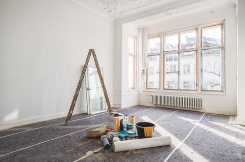 Schönheitsreparaturen wurden gerade in älteren Mietverträgen oftmals mit unwirksamen Klauseln festgehalten. Gibt es beispielsweise starre Vorgaben beim Streichen der Wohnung wie "alle fünf Jahre" und gibt es keine Einschränkung dazu ("bei Bedarf") ist diese Klausel nicht wirksam.
