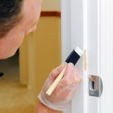 Alle innenliegenden Türen und auch die Innenseite der Haustür müssen vom Mieter lackiert werden. Allerdings: Hat der Vermieter jahrelang Lackschicht auf Lackschicht übergepinselt, muss er diese auf eigene Kosten abtragen, um einen Neuanstrich zu ermöglichen.