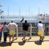 Die Zipline-Mutprobe über eine Länge von 25 Metern dauert nur wenigen Sekunden. Die "Allure" gehört zu den Spaßschiffen: Das Tagesprogramm umfasst mehrere eng beschriebene Seiten, die Passagiere haben die Qual der Wahl. Die bis zu 6296 Gäste bei Maximalbelegung der Kabinen kommen aus allen Ländern, darunter sind auch viele Chinesen, Inder, Araber und Nordamerikaner. Die "Allure" gibt sich polyglott - ein schwimmender Turm zu Babel.