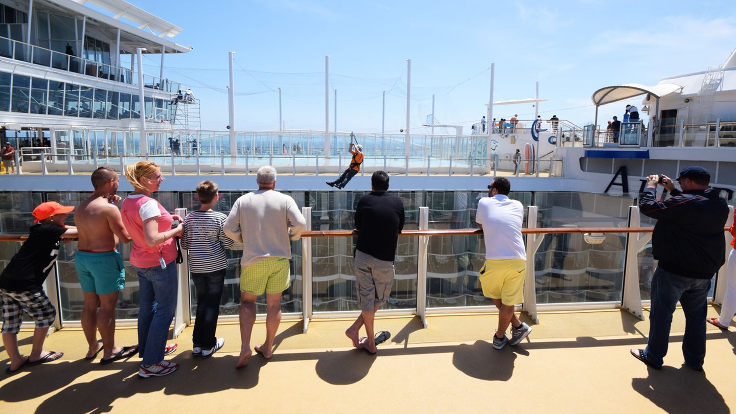 Die Zipline-Mutprobe über eine Länge von 25 Metern dauert nur wenigen Sekunden. Die "Allure" gehört zu den Spaßschiffen: Das Tagesprogramm umfasst mehrere eng beschriebene Seiten, die Passagiere haben die Qual der Wahl. Die bis zu 6296 Gäste bei Maximalbelegung der Kabinen kommen aus allen Ländern, darunter sind auch viele Chinesen, Inder, Araber und Nordamerikaner. Die "Allure" gibt sich polyglott - ein schwimmender Turm zu Babel.