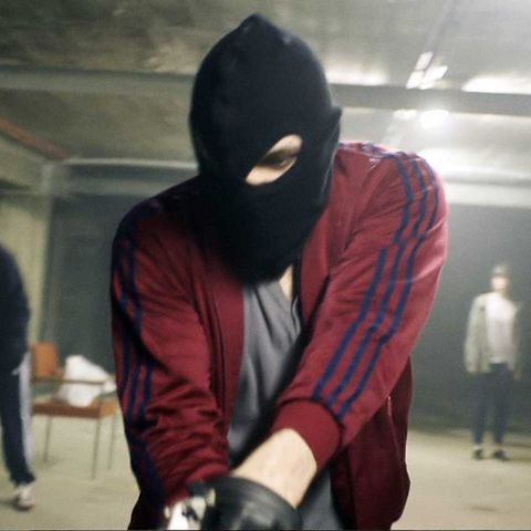 Eine harmlose Partynacht läuft aus dem Ruder und mündet in einen Banküberfall