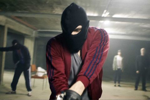 Eine harmlose Partynacht läuft aus dem Ruder und mündet in einen Banküberfall