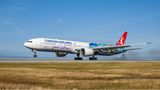 Zur Eröffnung der neunen Strecke von Istanbul nach San Francisco hat Turkish Airlines eine Boeing 777 ihrer Flotte im hinteren Teil des Rumpfes mit bunten Motiven der Westküsten-Metropole verziert.