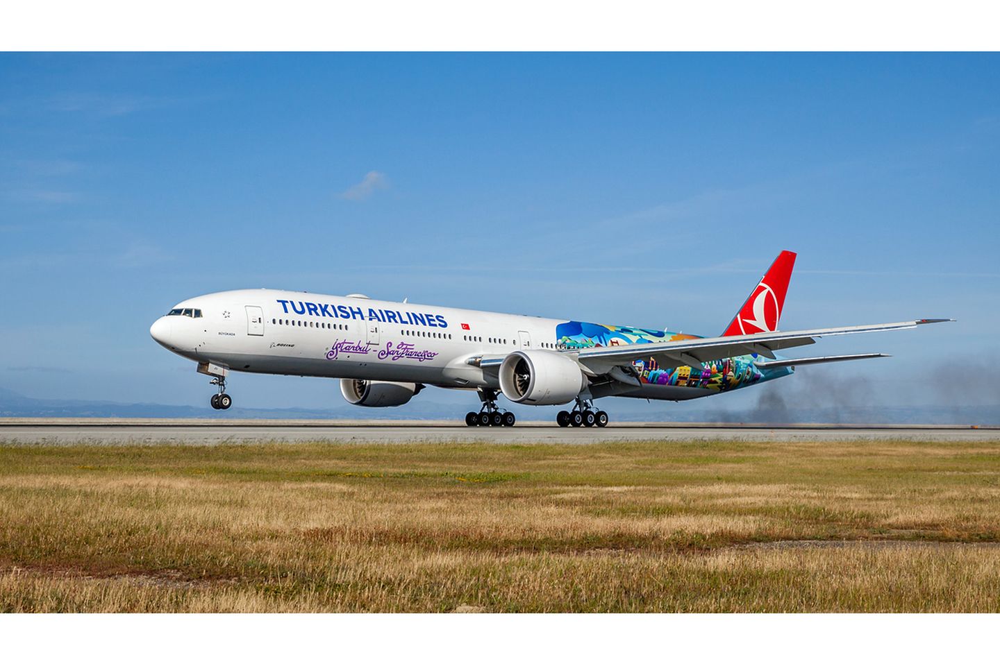 Zur Eröffnung der neunen Strecke von Istanbul nach San Francisco hat Turkish Airlines eine Boeing 777 ihrer Flotte im hinteren Teil des Rumpfes mit bunten Motiven der Westküsten-Metropole verziert.