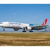 Zur Eröffnung der neunen Strecke von Istanbul nach San Francisco hat Turkish Airlines eine Boeing 777 ihrer Flotte im hinteren Teil des Rumpfes mit bunten Motiven der Westküsten-Metropole verziert.