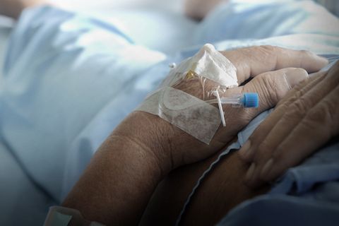 Ende dieses Jahres will der Bundestag über eine Neuregelung der Sterbehilfe entscheiden. Dabei geht es um die Beihilfe zum Suizid. Sie ist in Deutschland zwar nicht verboten, liegt aber rechtlich in einer Grauzone. Aktive Sterbehilfe - etwa die Gabe einer tödlichen Dosis Medikamente - soll auch künftig in Deutschland verboten bleiben.