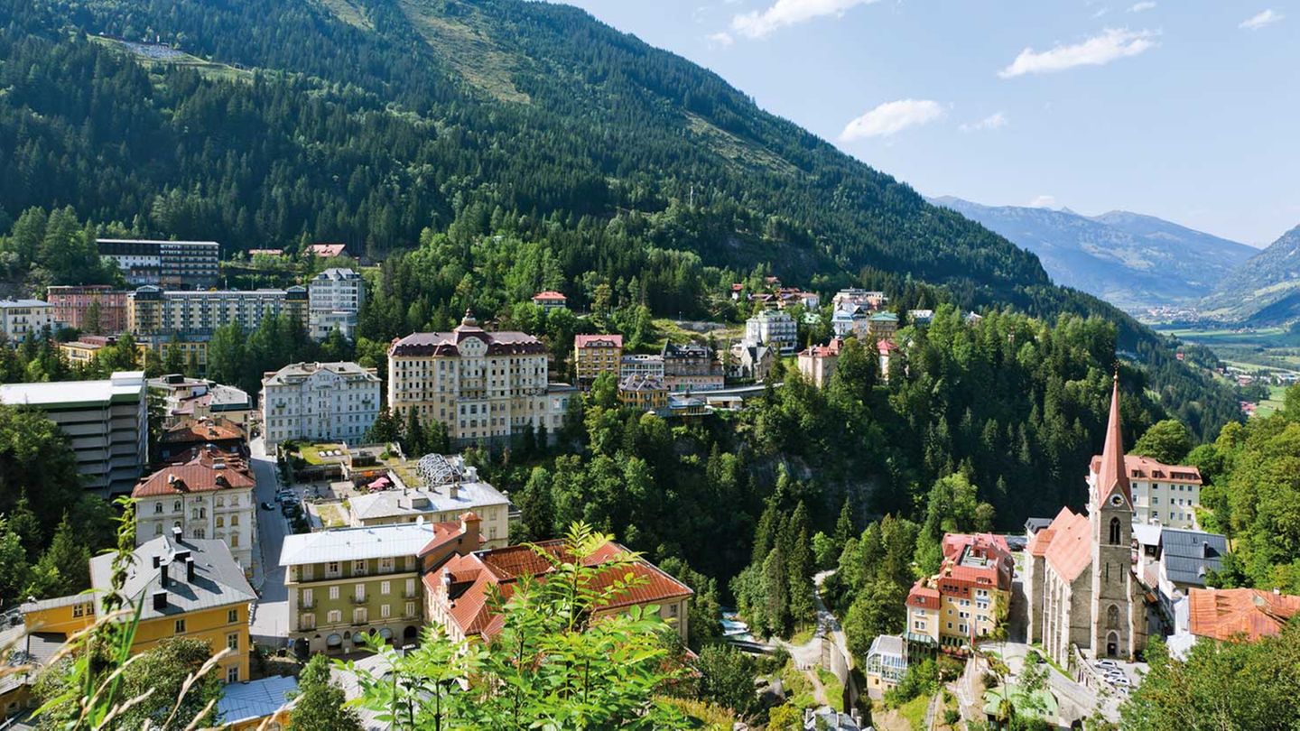 In früheren Zeiten galt es als das Monte Carlo der Alpen, der internationale Jetset verbrachte hier seine freien Tage. Doch dann wurde es um das malerische Bad Gastein ruhiger, es kamen vorwiegend Wintersportler. Doch inzwischen herrscht auch im Sommer wieder großer Betrieb. Zu verdanken ist dies auch ein bisschen Andrea von Goetz und Schwanenfliess. Sie sammelt und födert Kunst - und hatte die Idee, jungen Künstlern an diesem Ort die Gelegenheit zu geben, in Ruhe zu schaffen. So entstand die kunstresidenz im Rahmen des Festivals sommer.frische.kunst.  Zum fünfjährigen Jubiläum lädt der Kurort zum großen Kunstwochenende vom 30. Juli bis zum 2. August ein und präsentiert nicht nur die Arbeiten der diesjährigen Stipendiaten Gloria Zein, Martin Ogolter, Noa Yekutieli, Jochen Plogsties und Daniel Lannes, sondern zeigt in einer Jubiläumsausstellung Arbeiten aller Stipendiaten der letzten vier Jahre. Als besonderes Highlight werden die beiden Ausnahme Künstler Sissel Tolaas und Gerwald Rockenschaub eigens für den Ort angefertigte Arbeiten präsentieren.