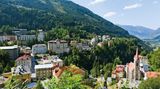 In früheren Zeiten galt es als das Monte Carlo der Alpen, der internationale Jetset verbrachte hier seine freien Tage. Doch dann wurde es um das malerische Bad Gastein ruhiger, es kamen vorwiegend Wintersportler. Doch inzwischen herrscht auch im Sommer wieder großer Betrieb. Zu verdanken ist dies auch ein bisschen Andrea von Goetz und Schwanenfliess. Sie sammelt und födert Kunst - und hatte die Idee, jungen Künstlern an diesem Ort die Gelegenheit zu geben, in Ruhe zu schaffen. So entstand die kunstresidenz im Rahmen des Festivals sommer.frische.kunst.  Zum fünfjährigen Jubiläum lädt der Kurort zum großen Kunstwochenende vom 30. Juli bis zum 2. August ein und präsentiert nicht nur die Arbeiten der diesjährigen Stipendiaten Gloria Zein, Martin Ogolter, Noa Yekutieli, Jochen Plogsties und Daniel Lannes, sondern zeigt in einer Jubiläumsausstellung Arbeiten aller Stipendiaten der letzten vier Jahre. Als besonderes Highlight werden die beiden Ausnahme Künstler Sissel Tolaas und Gerwald Rockenschaub eigens für den Ort angefertigte Arbeiten präsentieren.