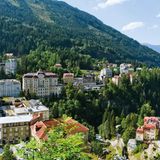 In früheren Zeiten galt es als das Monte Carlo der Alpen, der internationale Jetset verbrachte hier seine freien Tage. Doch dann wurde es um das malerische Bad Gastein ruhiger, es kamen vorwiegend Wintersportler. Doch inzwischen herrscht auch im Sommer wieder großer Betrieb. Zu verdanken ist dies auch ein bisschen Andrea von Goetz und Schwanenfliess. Sie sammelt und födert Kunst - und hatte die Idee, jungen Künstlern an diesem Ort die Gelegenheit zu geben, in Ruhe zu schaffen. So entstand die kunstresidenz im Rahmen des Festivals sommer.frische.kunst.  Zum fünfjährigen Jubiläum lädt der Kurort zum großen Kunstwochenende vom 30. Juli bis zum 2. August ein und präsentiert nicht nur die Arbeiten der diesjährigen Stipendiaten Gloria Zein, Martin Ogolter, Noa Yekutieli, Jochen Plogsties und Daniel Lannes, sondern zeigt in einer Jubiläumsausstellung Arbeiten aller Stipendiaten der letzten vier Jahre. Als besonderes Highlight werden die beiden Ausnahme Künstler Sissel Tolaas und Gerwald Rockenschaub eigens für den Ort angefertigte Arbeiten präsentieren.