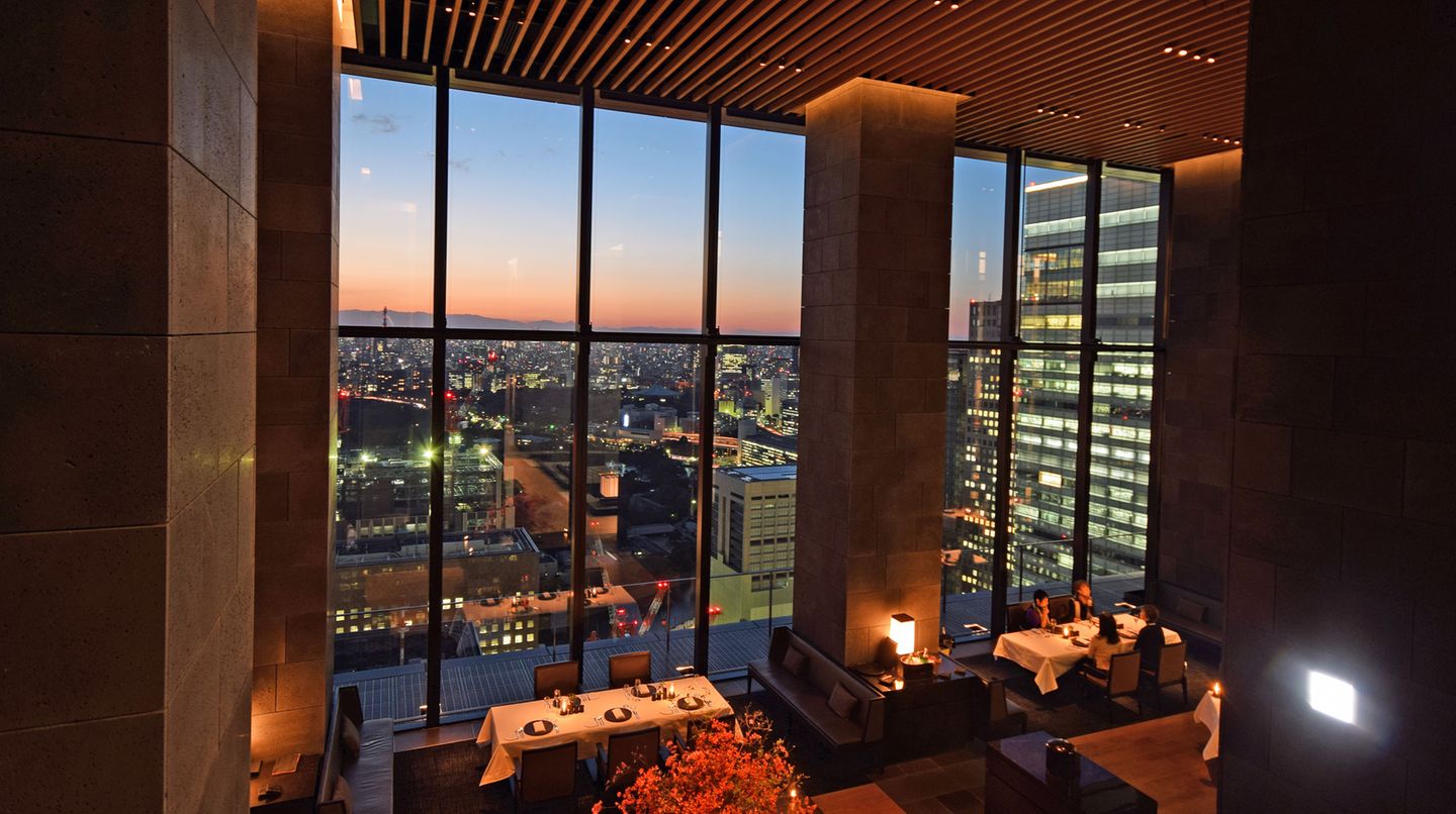 Aman-Hotel in Japan: In traditionellen japanischen Restaurants sitzen die Gäste dicht gedrängt, häufig im Schneidersitz auf dem Fußboden, der Tatami. Im Aman dagegen nehmen sie in dem Raumwunder mit Fernblick Platz, und das mehrgängige Sushi-Menü ist für umgerechnet 70 Euro zu haben - für ein Luxushotel in Tokio ein günstiger Preis. In traditionellen japanischen Restaurants sitzen die Gäste dicht gedrängt, häufig im Schneidersitz auf dem Fußboden, der Tatami. Im Aman dagegen nehmen sie in dem Raumwunder mit Fernblick Platz, und das mehrgängige Sushi-Menü ist für umgerechnet 70 Euro zu haben - für ein Luxushotel in Tokio ein günstiger Preis.