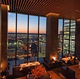 In traditionellen japanischen Restaurants sitzen die Gäste dicht gedrängt, häufig im Schneidersitz auf dem Fußboden, der Tatami. Im Aman dagegen nehmen sie in dem Raumwunder mit Fernblick Platz, und das mehrgängige Sushi-Menü ist für umgerechnet 70 Euro zu haben - für ein Luxushotel in Tokio ein günstiger Preis.