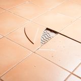 Mieter sollten mit Fliesen sorgsam umgehen. Lässt es sich nicht vermeiden, darf er aber auch in Fliesen bohren. Damit muss der Vermieter leben können. Sind die Fliesen aber beschädigt, also gebrochen oder abgesplittert, trägt der Mieter den Schaden. Und: Es gibt keine Begrenzung bei der Anzahl der Bohrlöcher.