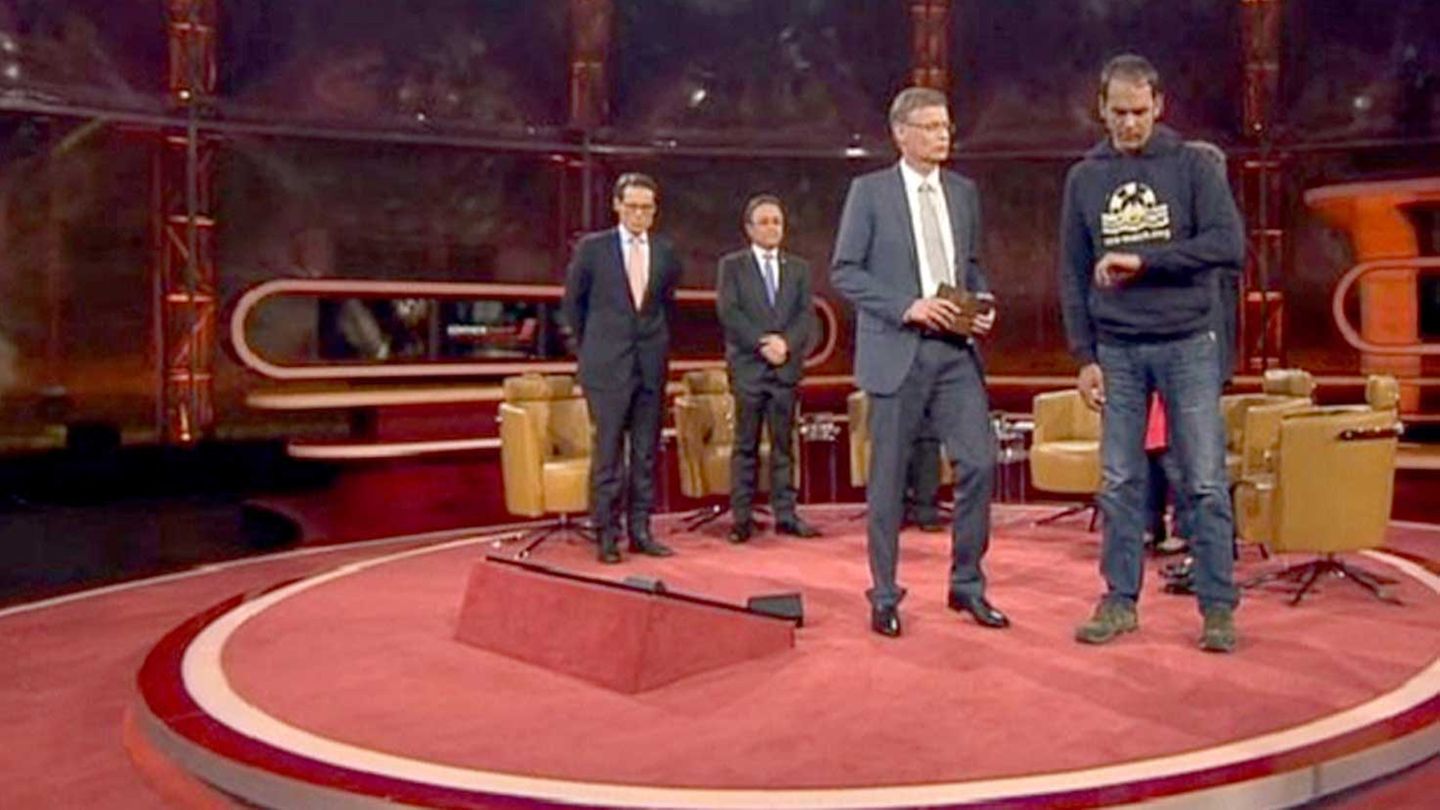 Abschied von "Günther Jauch": Einer der bewegendsten Momente des Fernsehjahres kommt nur Zustande, weil ein Mann dem Moderator Jauch das Wort entzieht und die Initiative ergreift. In der Sendung zum Flüchtlingsdrama im Mittelmeer vom 19. April 2015 fordert "Sea Watch"-Initiator Harald Höppner Diskutanten und Publikum zu einer Schweigeminute auf: "Deutschland sollte eine Minute Zeit haben, um dieser Menschen zu gedenken." Die einzig angemessene Reaktion auf die Tragödie, nachdem das Thema zuvor im üblichen Parteien- und Richtungsstreit kleingeredet wurde. Einer der bewegendsten Momente des Fernsehjahres kommt nur Zustande, weil ein Mann dem Moderator Jauch das Wort entzieht und die Initiative ergreift. In der Sendung zum Flüchtlingsdrama im Mittelmeer vom 19. April 2015 fordert "Sea Watch"-Initiator Harald Höppner Diskutanten und Publikum zu einer Schweigeminute auf: "Deutschland sollte eine Minute Zeit haben, um dieser Menschen zu gedenken." Die einzig angemessene Reaktion auf die Tragödie, nachdem das Thema zuvor im üblichen Parteien- und Richtungsstreit kleingeredet wurde.