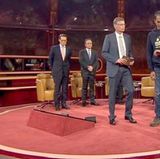 Einer der bewegendsten Momente des Fernsehjahres kommt nur Zustande, weil ein Mann dem Moderator Jauch das Wort entzieht und die Initiative ergreift. In der Sendung zum Flüchtlingsdrama im Mittelmeer vom 19. April 2015 fordert "Sea Watch"-Initiator Harald Höppner Diskutanten und Publikum zu einer Schweigeminute auf: "Deutschland sollte eine Minute Zeit haben, um dieser Menschen zu gedenken." Die einzig angemessene Reaktion auf die Tragödie, nachdem das Thema zuvor im üblichen Parteien- und Richtungsstreit kleingeredet wurde.