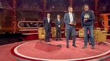Einer der bewegendsten Momente des Fernsehjahres kommt nur Zustande, weil ein Mann dem Moderator Jauch das Wort entzieht und die Initiative ergreift. In der Sendung zum Flüchtlingsdrama im Mittelmeer vom 19. April 2015 fordert "Sea Watch"-Initiator Harald Höppner Diskutanten und Publikum zu einer Schweigeminute auf: "Deutschland sollte eine Minute Zeit haben, um dieser Menschen zu gedenken." Die einzig angemessene Reaktion auf die Tragödie, nachdem das Thema zuvor im üblichen Parteien- und Richtungsstreit kleingeredet wurde.